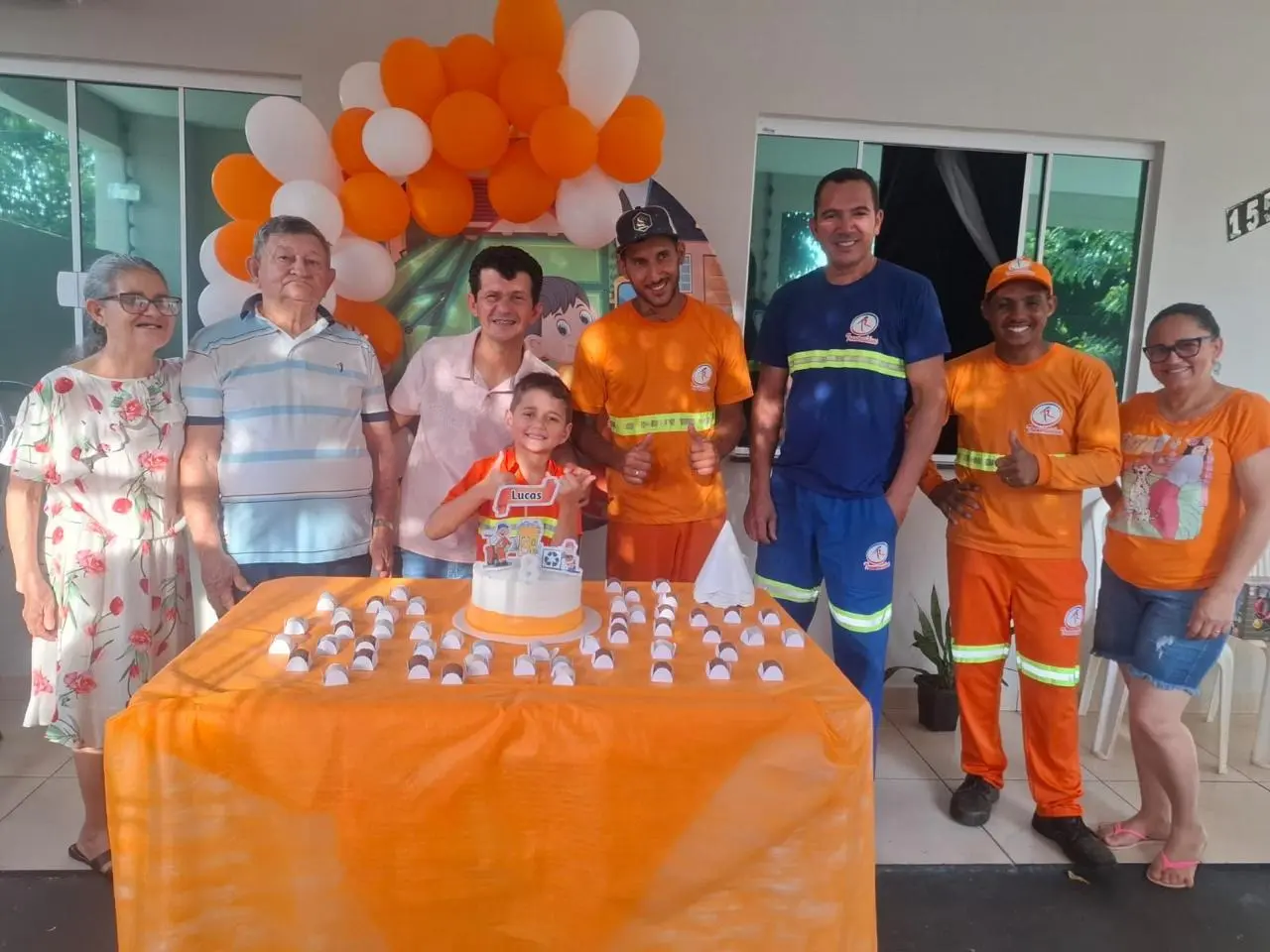 Os coletores com o aniversariante e a família