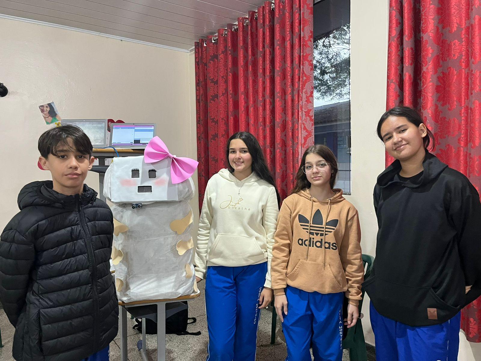 Totem interativo em formato de lagarta conta a história da sericicultura em Nova Esperança
Foto: NRE de Paranavaí