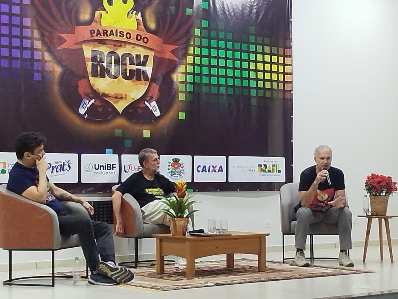 Os autores com o prefeito Beto Vizzotto em noite de literatura