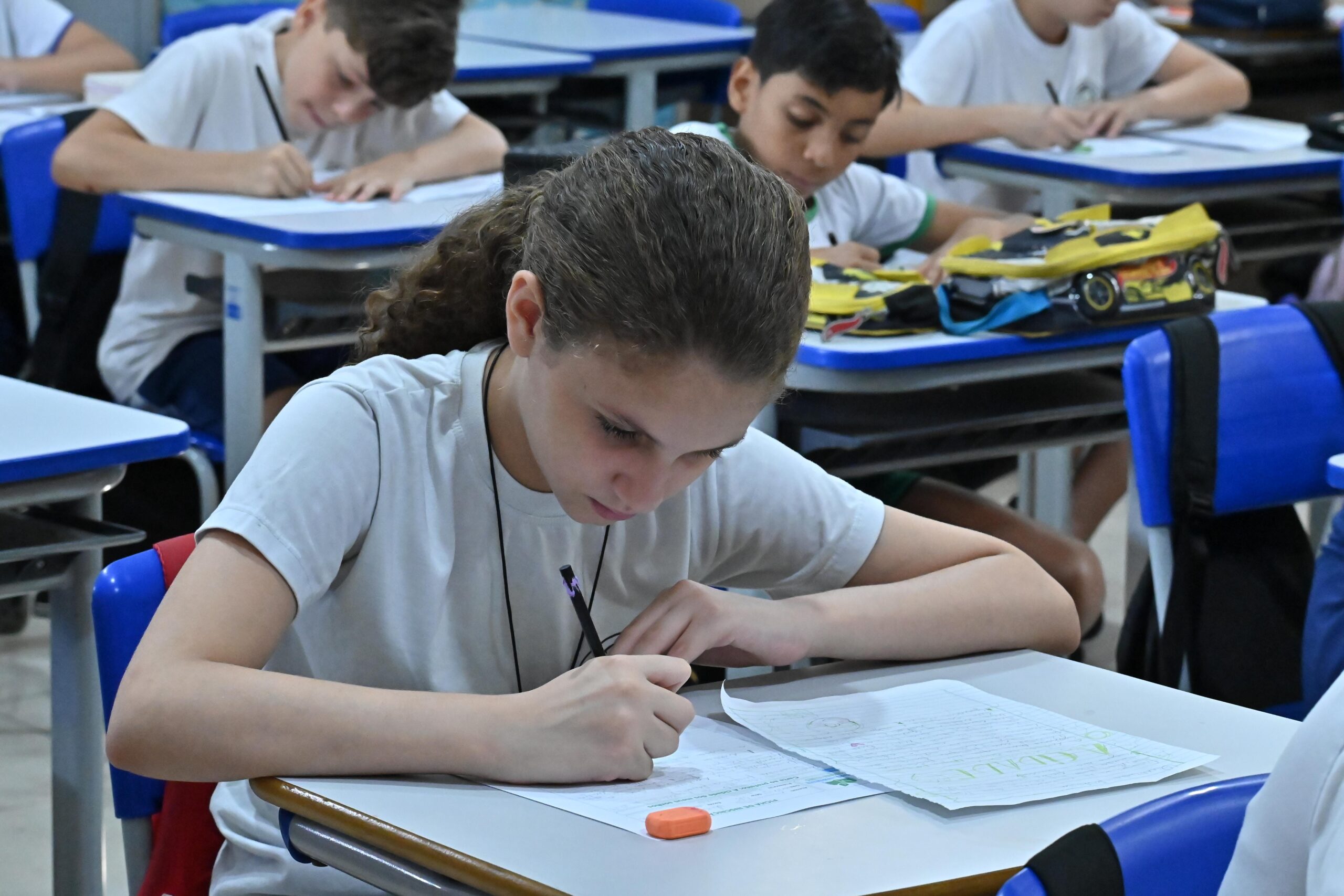 Neste ano, os estudantes vão precisar produzir uma notícia sobre um tema relevante no ambiente onde vivem
Foto: Ivan Fuquini/Arquivo DN